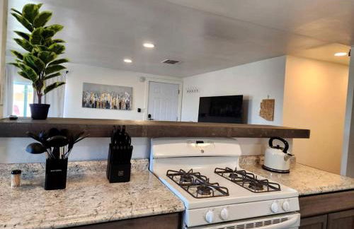 Modern Cabin with Arcade, Foosball Table and Fire Pit in Meadview, Arizona - Foto 48