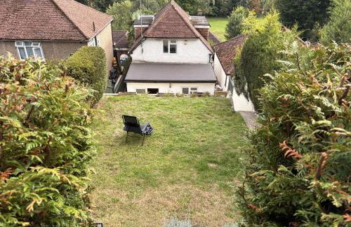 Caterham 3 Bed House, Free on street Parking - Photo 28