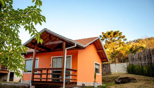 Chalé Canto do Galo 2 - Hidro da Jacuzzi, Lareira Ecológica, Cozinha Completa, Wi-Fi 80mbps, próximo a comércio local e relaxando ao som do riacho - Foto 5, Garden, Garden view