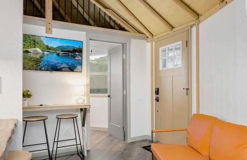 Magnolia Family Yurt Cabin - Hot Tub Loft Full Kitchen & Bath - Foto 9