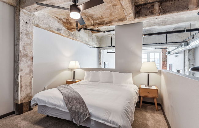 Luxury Historic Loft with Gym - Photo 70