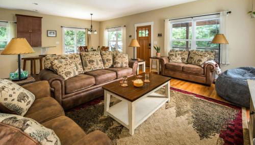 River Rock Cabin - Comfortable, Private Home with King Beds & Mountain Views - Foto 2