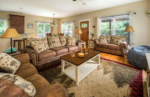 River Rock Cabin - Comfortable, Private Home with King Beds & Mountain Views - Foto 2