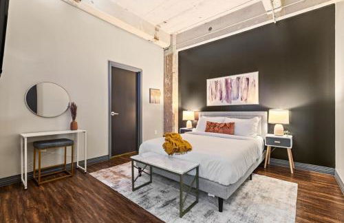 Heart of Downtown Dallas 2BR 2BA Getaway - Photo 33