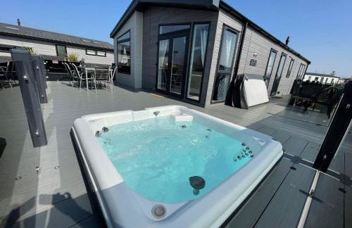 Indulgence Lakeside Lodge i3 with hot tub, private fishing peg situated at Tattershall Lakes Country Park - Foto 1