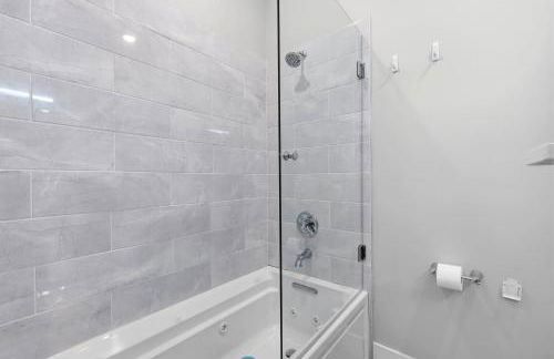 Charming Home in the Highlands W Private Backyard - Foto 28