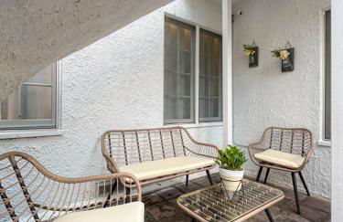 Modern 2-Bedroom Gem Close to Beverly Hills - DOH2 - Photo 27