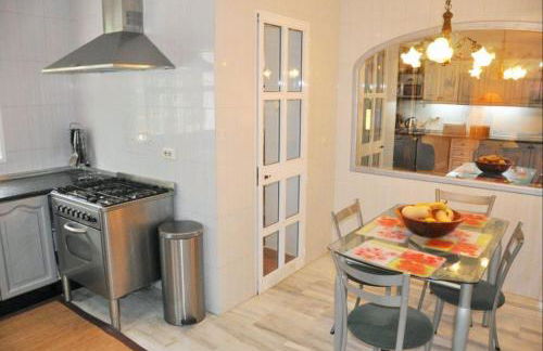 A lovely family villa with heated pool - Photo 30