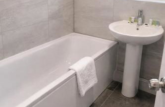 3 Bedroom Family Home with Drive & Garden near South Wimbledon - Foto 12