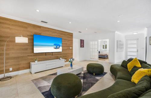 Spacious Miami Home with Private Pool & Parking - Foto 9