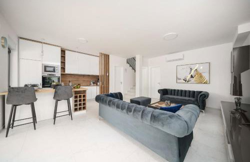 "Golden Sky"Rooftop Pool Villa - Photo 12