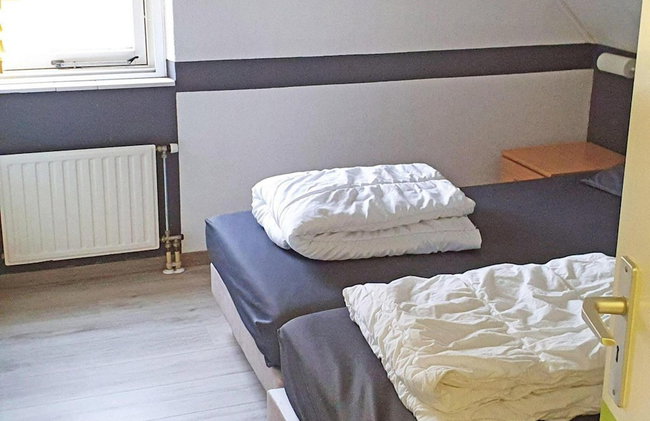 Appealing Bungalow With Garden - Photo 15