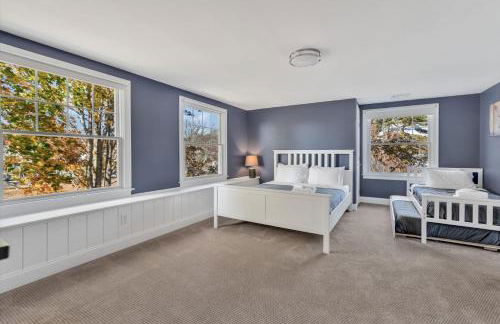 Waterfront Retreat with Private Dock and Fire Pit, Sleeps 8, Outdoor Dining, Spa-Style Primary, Gourmet Kitchen with Dual Dishwashers, Gas Fireplace, River Views, Bright Open Layout, Central AC, Perfect Coastal Escape for Families, 24 Hr Hospitality - Foto 67