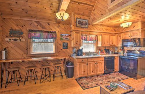 Helen Cabin with Deck and Hot Tub Less Than half Mi to Main St - Foto 8