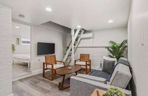 Garden-Level 2-BR Apt in Historic Petworth Home - Foto 1