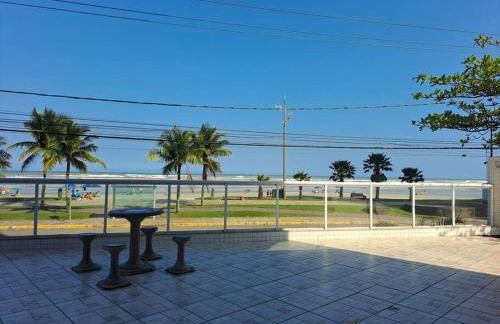 Apto aconchegante beira mar com ar no quarto - Foto 28