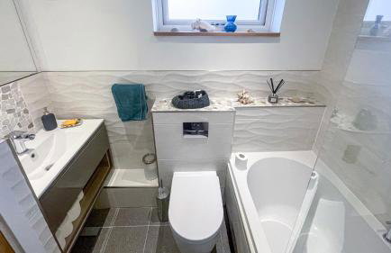 Newtown Contemporary Stay with free parking & garden - Photo 8