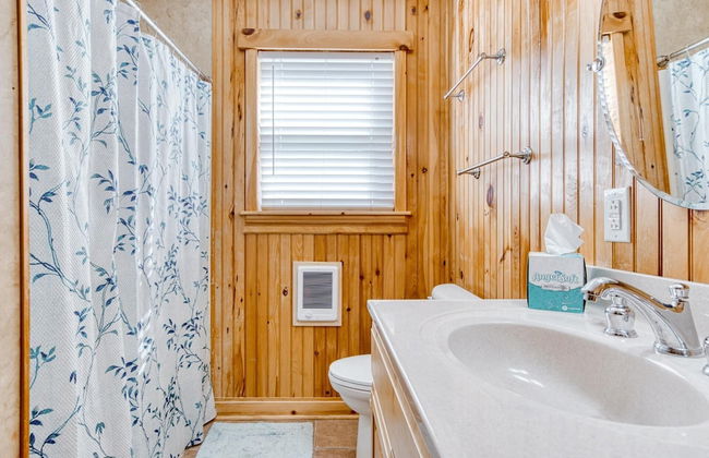 New River 3BR - Fishing, Kayaking, Hot tub, VT Game Weekends - Photo 24