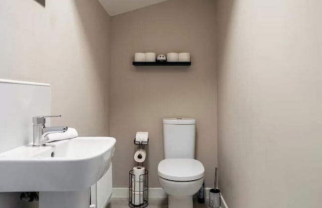 Charming 3 Bed Home in Stepps, Glasgow - Garden & Patio - Photo 37