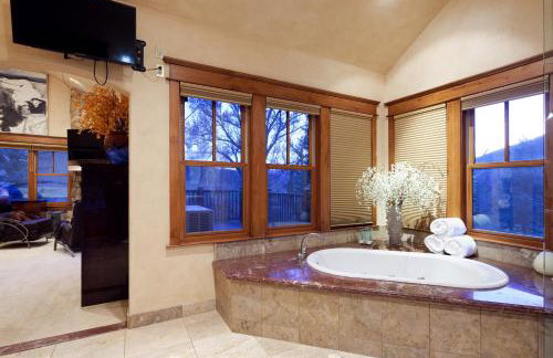 Luxe Artful Mountain Retreat with 4 King Suites, 8 Person Hot Tub and 3 Decks - Foto 23