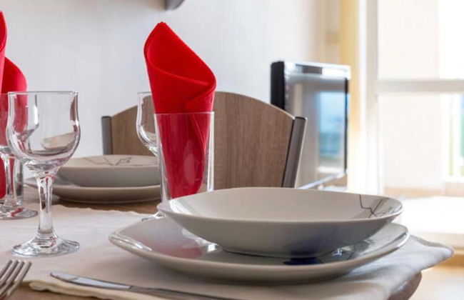 1-bed Modern Sea View Apartment in Aparthotel - Photo 3