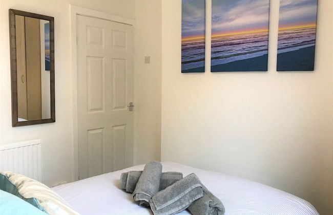 Central Wigan Welcoming Townhouse Sleeps up to 6 - Photo 6