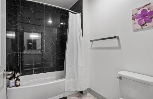 Midnight Marvel - Amazing City Views, Free Parking - Foto 40