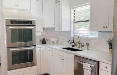 Luxe 4BR with Heated Pool and Hot Tub - Walk to Lake - Foto 12