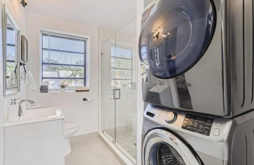 Ridgeway Villa - Revel in Sunlit Living with Backyard Gazebo & Pool - Foto 11