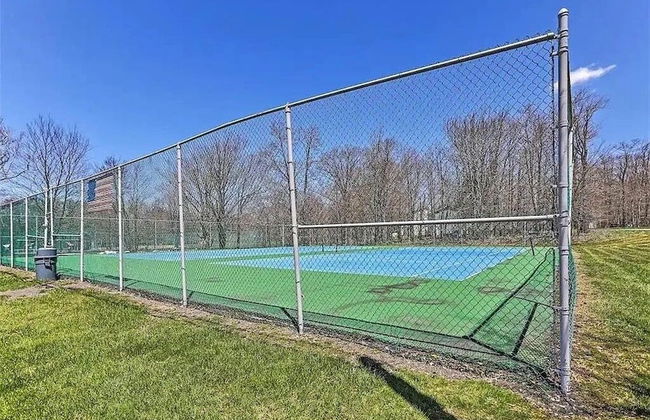 Poconos Chalet Newly Renovated, Great Location 4 Bedroom Home by RedAwning - Foto 25