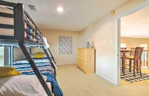 Beautiful Montgomery Home with Lakefront Deck! - Foto 35