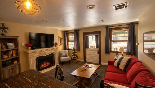 Historic Washington St Balcony - Photo 3