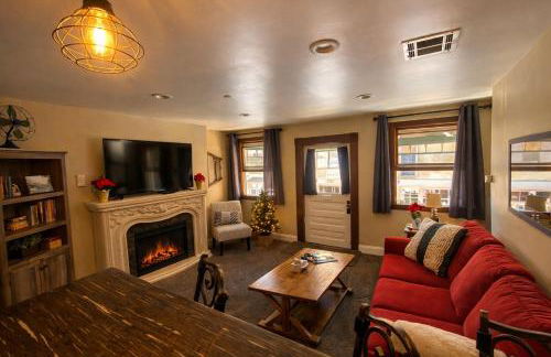 Historic Washington St Balcony - Photo 3