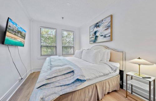 Chic 1BR Pineapple Pad Near Ocean and Pool - Foto 6