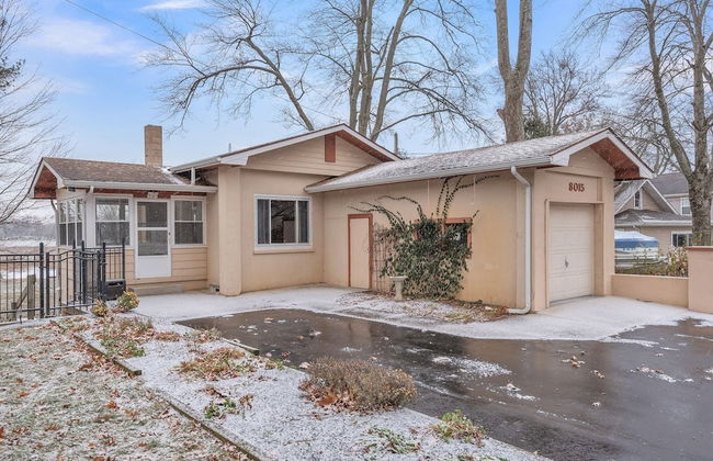 Amazing Lakefront Retreat On Long Lake! 2 Bedroom Home by RedAwning - Foto 46