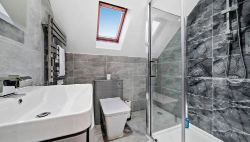 Luxury House with Pool Table, Sky TV, Netflix, Fast Wifi, Garden & Free Parking by Yoko Property - Foto 5, Shower