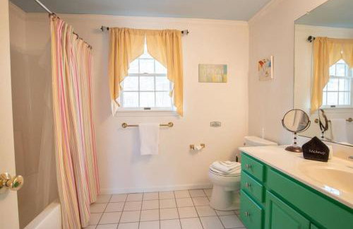 Home w outdoor spaces near Long Pond - Foto 24