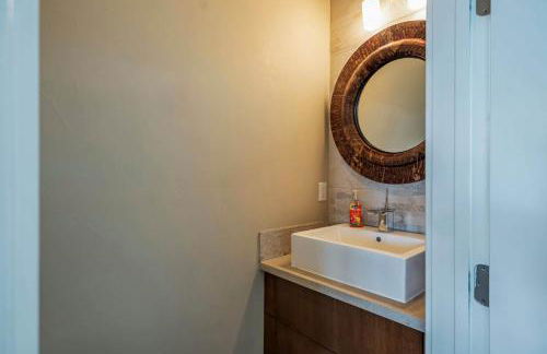 Lake Travis Retreat - 5BR with BBQ & Pickleball - Foto 30