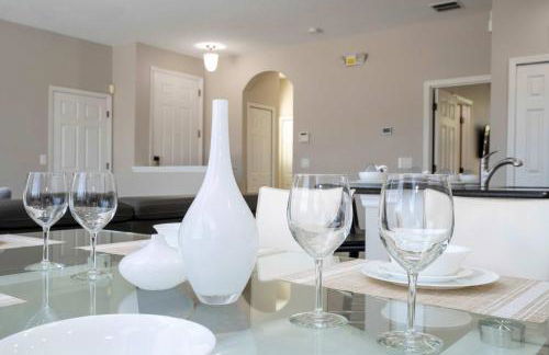 4BR Lakefront - Themed Rooms - Pool & BBQ! - Foto 43