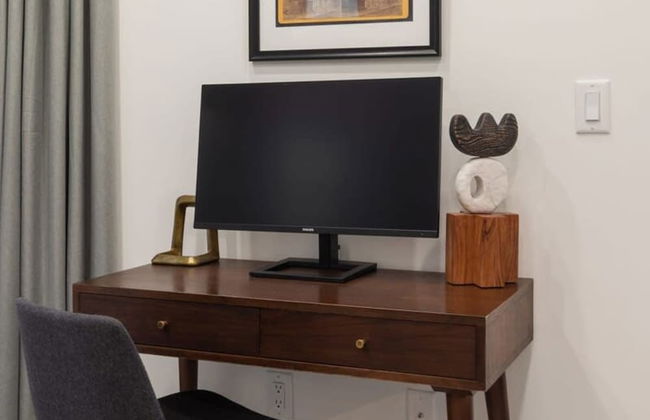 Sosuite Bay Window 1BR Apt w W/d, Desk - Photo 12