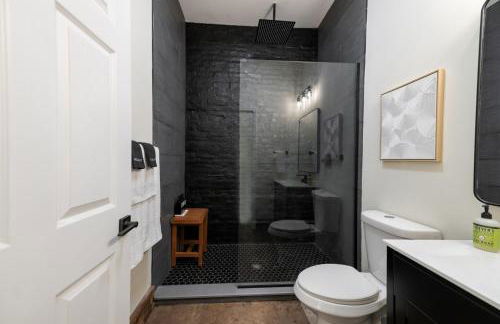 Modern Loft-Style Retreat Near Blenko Glass in Milton, WV - Foto 8