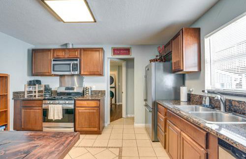 Less Than 1 Mi to Beach! Family-Friendly Galveston Home - Foto 9