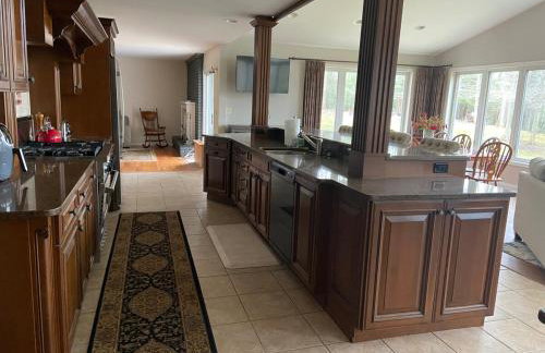 Large home with hot tub in serene wooded setting - Foto 28