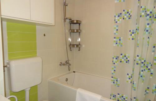 Well-equipped apartment with free parking - Photo 32