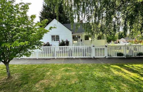 BoDekes N Tacoma Landing with HOT TUB near University - Foto 1