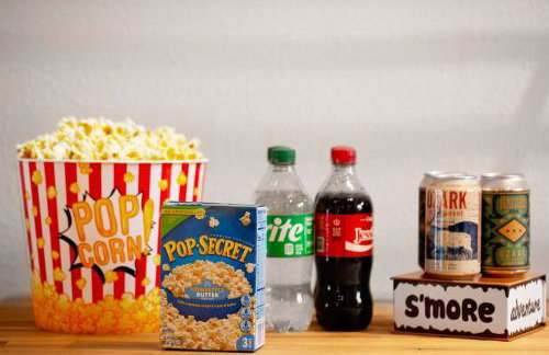 Pool! Games! Dogs! Space! - Foto 39