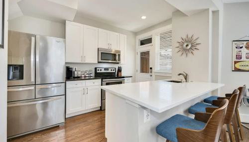 Massive Mid-Century Marvel 5 Bedrooms and Parking - Foto 5