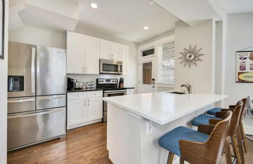 Massive Mid-Century Marvel 5 Bedrooms and Parking - Foto 5