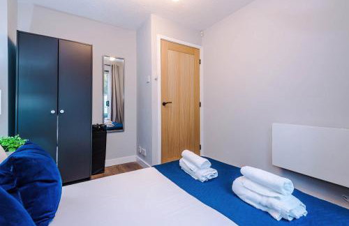 Long Stays Offers , New 2 Bed APT , Sleeps 3 , Wigan , Perfect for Relocations , Contractors , Families - Photo 49