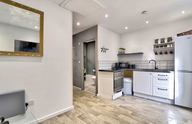 Cozy Guest Lodge With a Large Secluded Garden - Photo 6